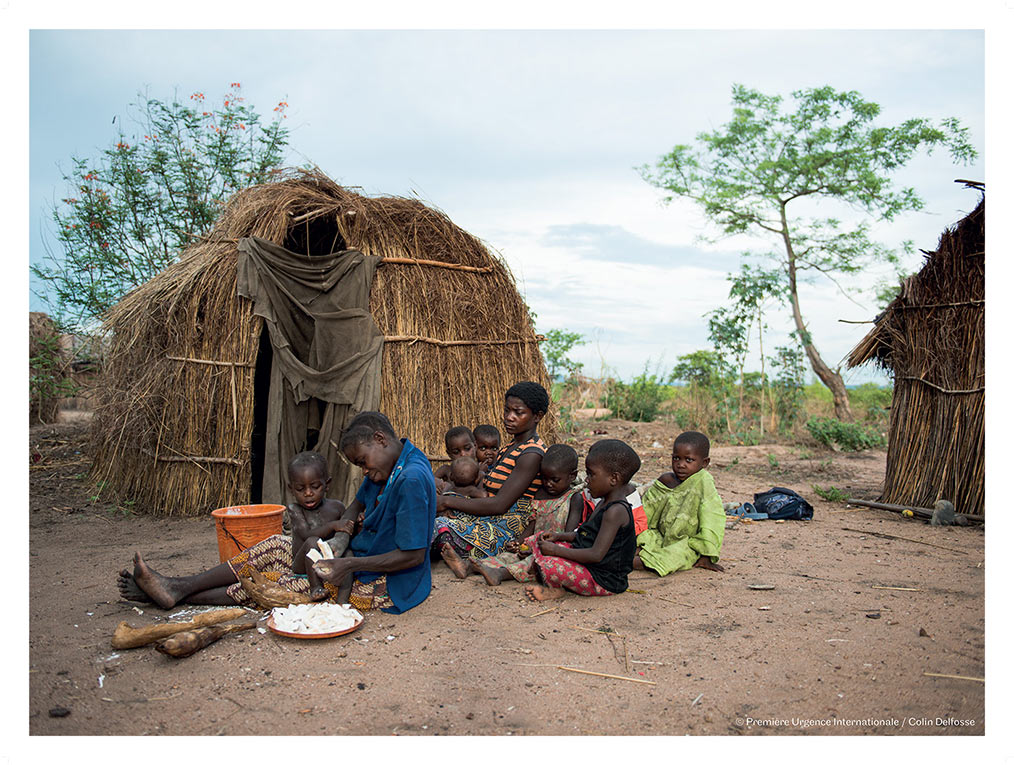 Mpyana – Une femme prépare les tubercules de manioc pour le repas du soir. Mpyana – Une femme prépare les tubercules de manioc pour le repas du soir.