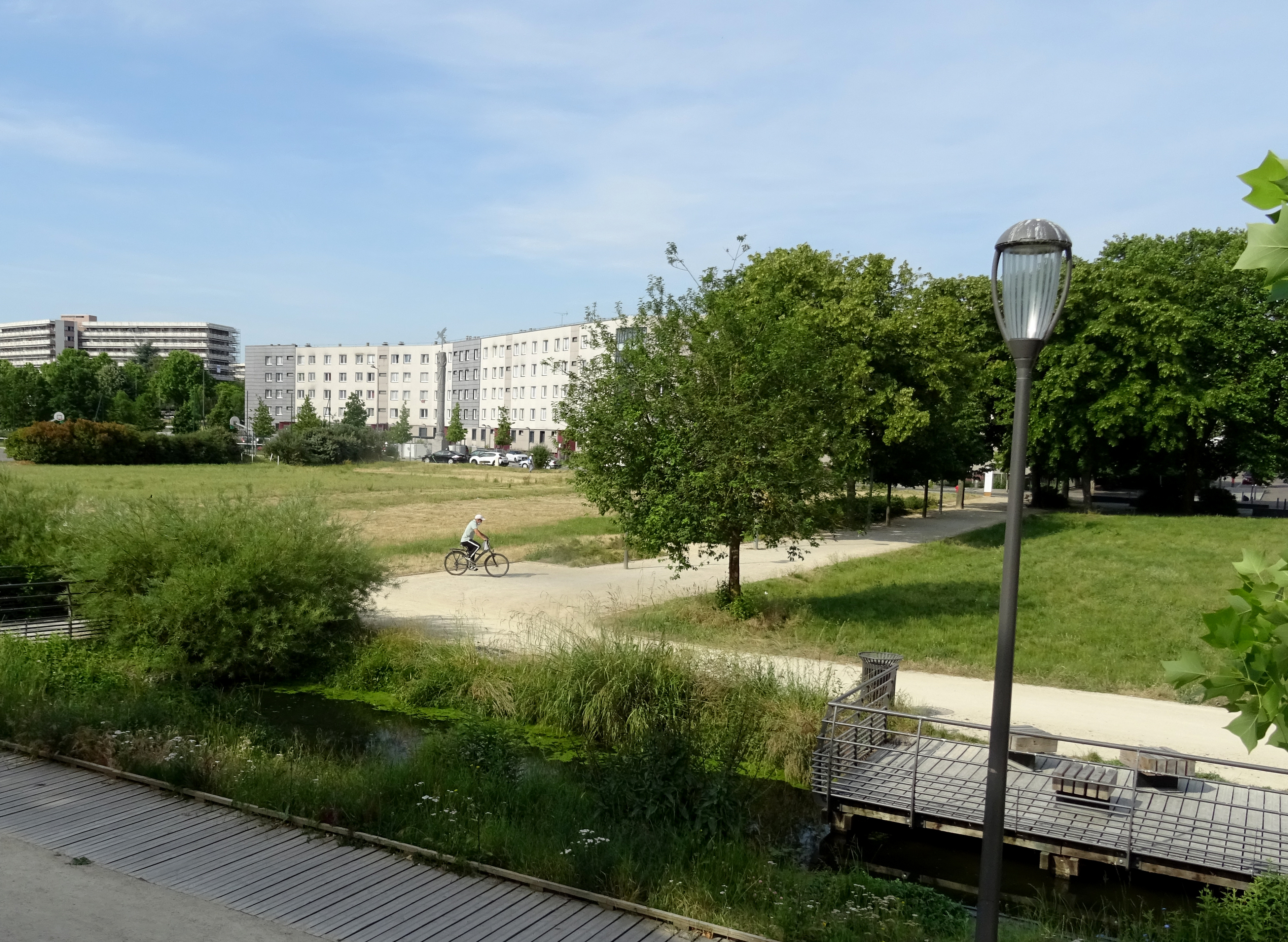 Réduire la place de la voiture en ville permettrait d’améliorer la santé et de rendre les espaces urbains plus résilients face aux conséquences du changement climatique.