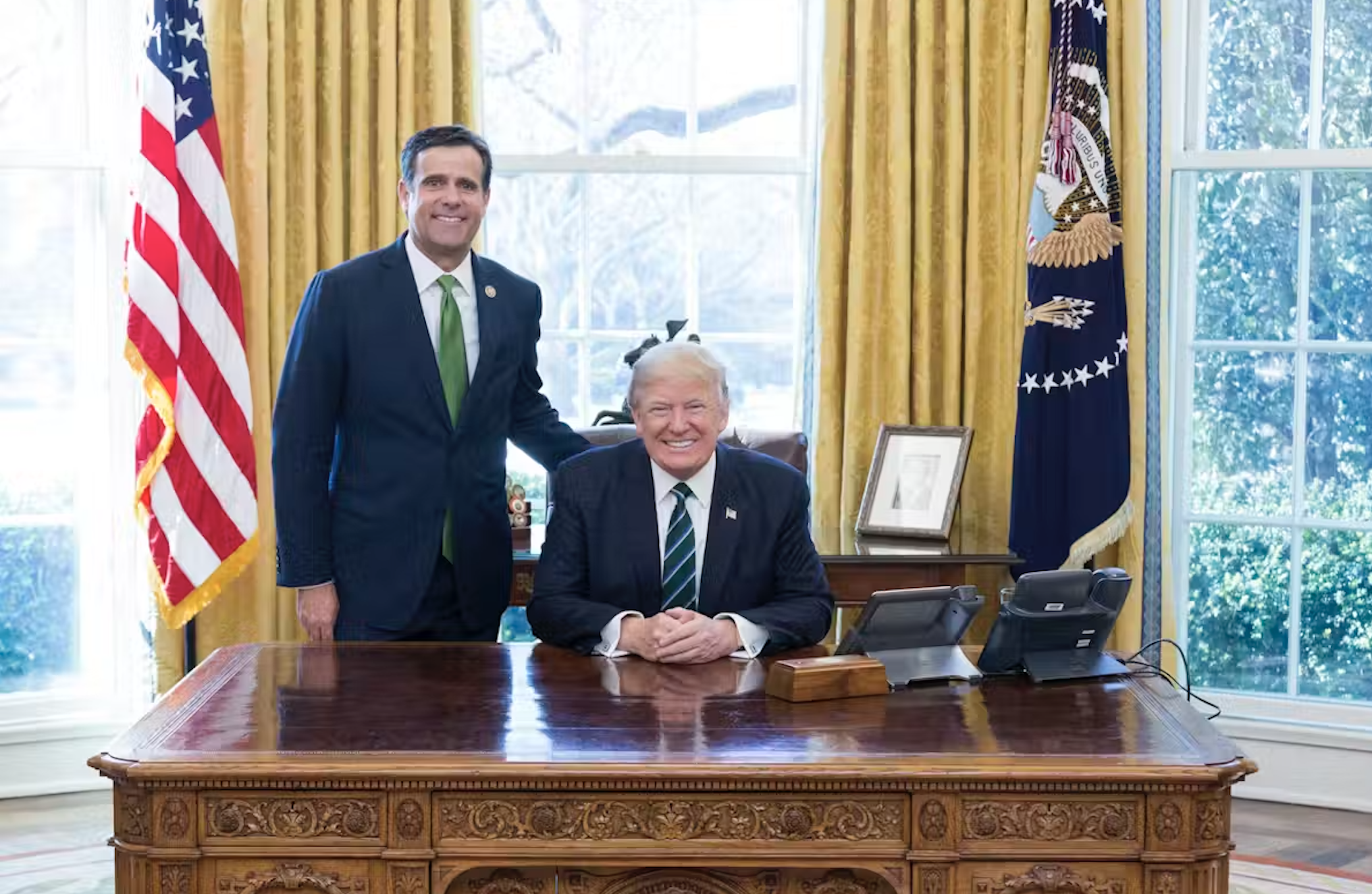 Donald Trump et John Ratcliffe dans le Bureau ovale, le 17 mars 2017. Office of Congressman John Ratcliffe-Wikipedia Donald Trump et John Ratcliffe dans le Bureau ovale, le 17 mars 2017. Office of Congressman John Ratcliffe-Wikipedia