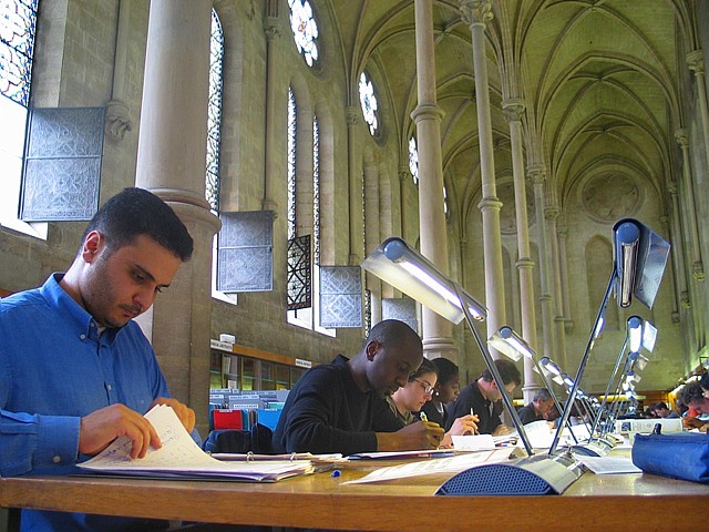 Auditeurs à la bibliothèque du Cnam.