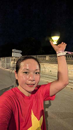 Tra Nguyen tient la vasque olympique dans sa main