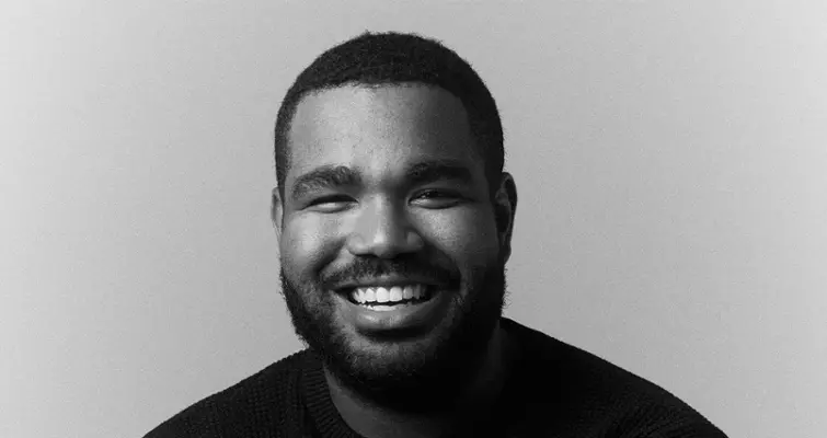 Portrait de Nicolas Aditi, double diplômé en entrepreneuriat et marketing en alternance 