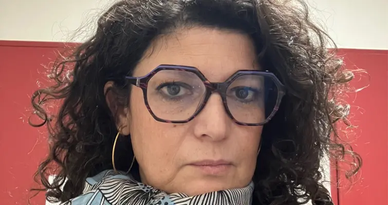 Portrait de Nadjia Mahlous, diplômée du master Aménagement, villes et territoires