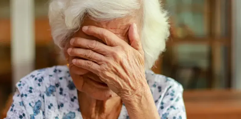 Une perte auditive non prise en charge peut entraîner des difficultés de communication, un repli social, un état dépressif, un déclin cognitif plus rapide ainsi que des troubles de l’équilibre et des accidents.